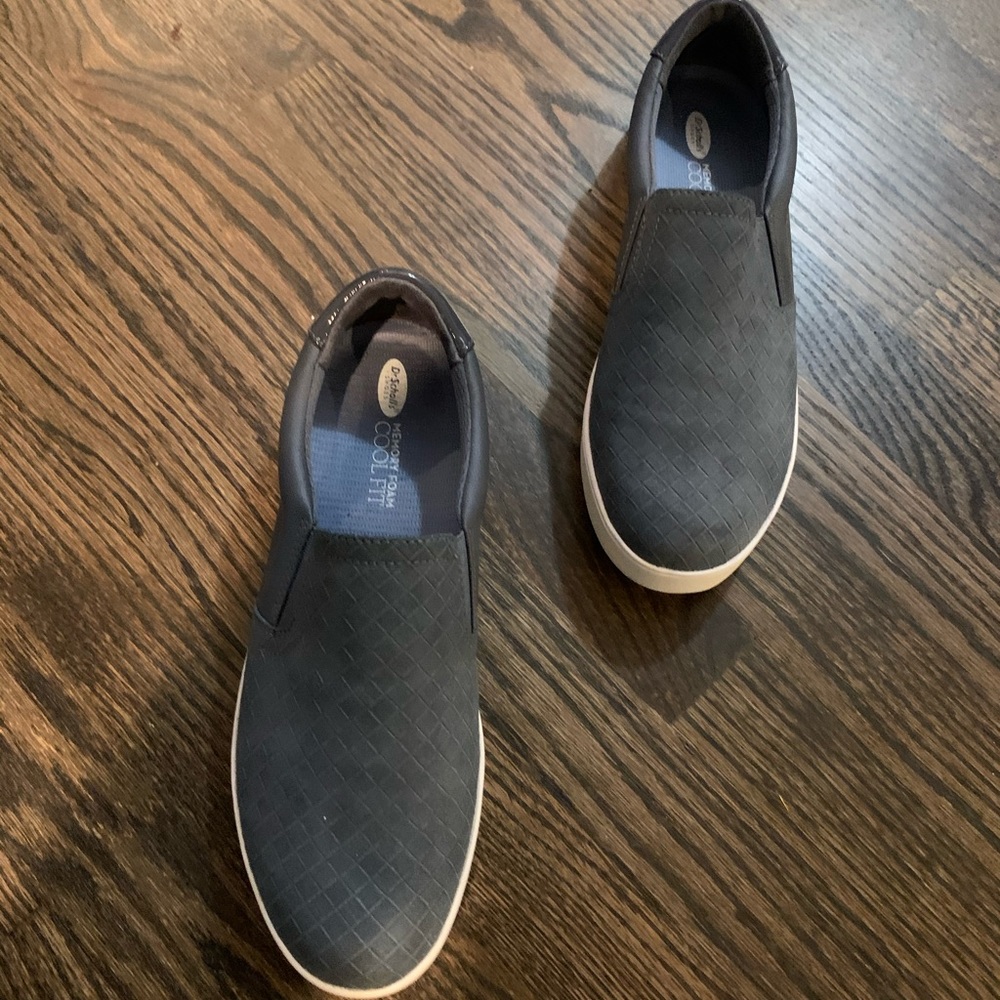 Women’s size 10 memory foam shoes from Dr. Scholls
